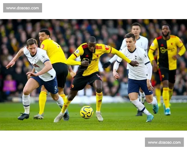 解析本场足球比赛关键战术与球员表现全面评估 - 副本 (2)